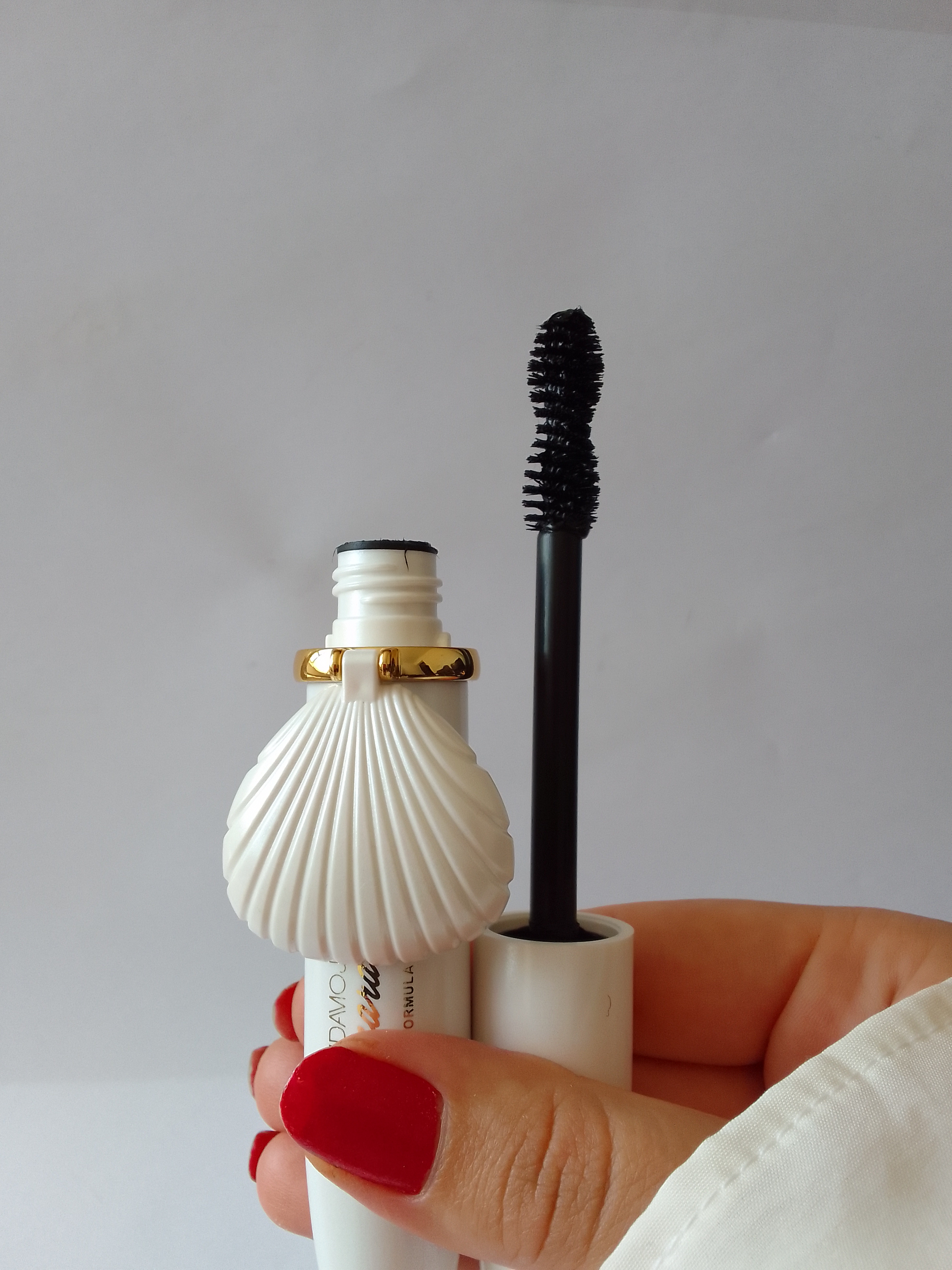 ریمل صدفی هدا موجی – جلوه‌ای زیبا و مژه‌هایی پر حجم